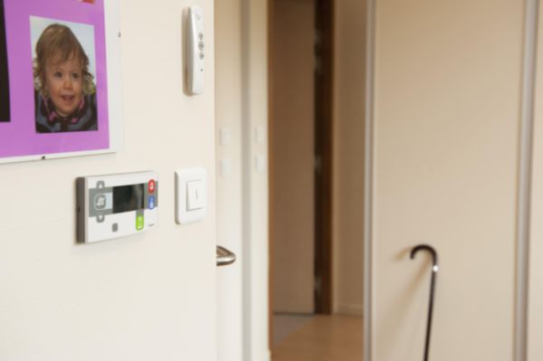 Bloc de porte pour chambre Mosaic appel infirmière avec afficheur alphanumérique: th_LG-076607-WEB-DECO3.jpg