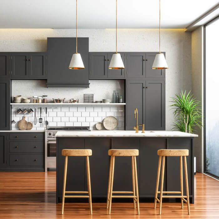 Cuisine aménagée avec éclairage et appareils électroménagers