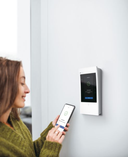 Poste intérieur connecté blanc Classe 300EOS with Netatmo écran 5pouces vertical, assistant vocal Alexa intégré et boucle inductive