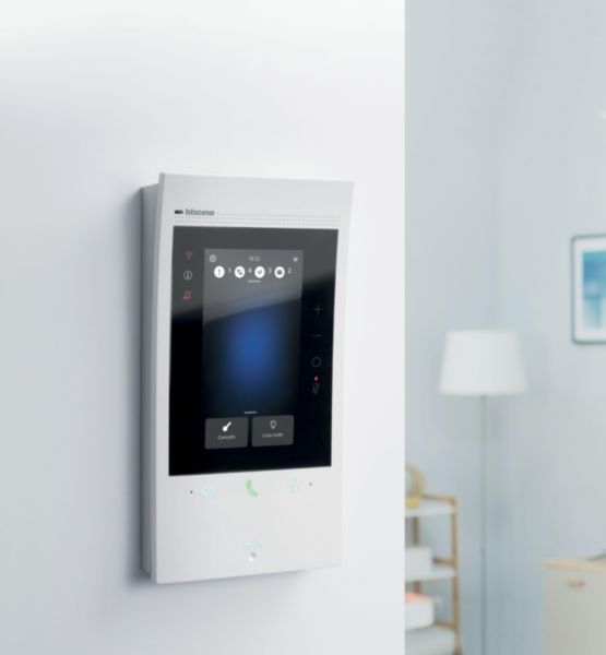 Poste intérieur connecté blanc Classe 300EOS with Netatmo écran 5pouces vertical, assistant vocal Alexa intégré et boucle inductive