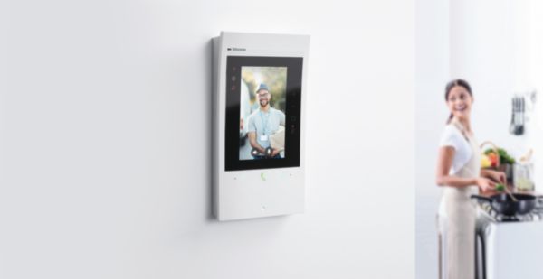 Poste intérieur connecté blanc Classe 300EOS with Netatmo écran 5pouces vertical, assistant vocal Alexa intégré et boucle inductive