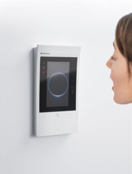 Poste intérieur connecté blanc Classe 300EOS with Netatmo écran 5pouces vertical, assistant vocal Alexa intégré et boucle inductive