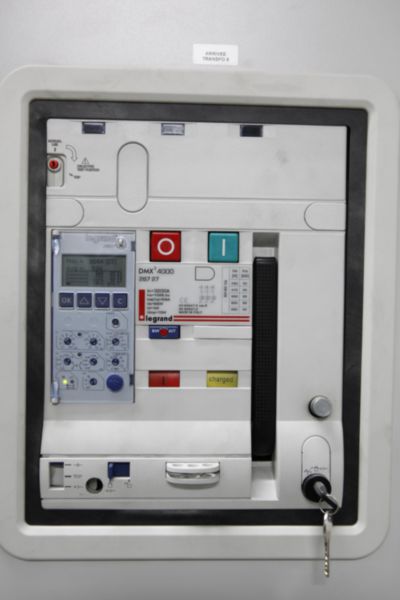 Disjoncteur ouvert débrochable DMX³4000 pouvoir de coupure 50kA taille 2 - 3P - 3200A