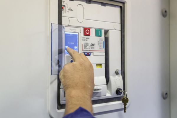 Disjoncteur ouvert débrochable DMX³4000 pouvoir de coupure 65kA taille 2 - 4P - 4000A