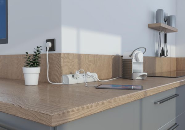 Rallonge multiprise à installer dans angle avec 4 prises Surface avec terre et cordon longueur 1m - blanc