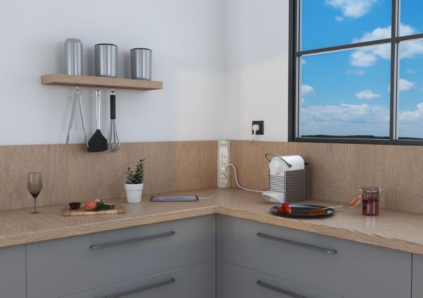 Rallonge multiprise à installer dans angle avec 4 prises Surface avec terre et cordon longueur 1m - blanc