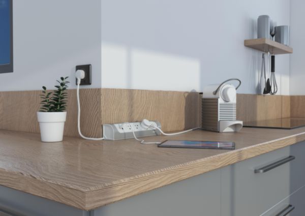 Rallonge multiprise à installer dans angle avec 3 prises Surface avec terre  , USB Type-A+ Type-C avec cordon longueur 1m - blanc et alu - particulier