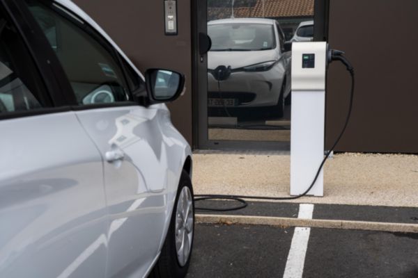Borne triphasée plastique avec protection DC Green'up Premium pour 1 véhicule électrique Mode 3 - 22kW 32A