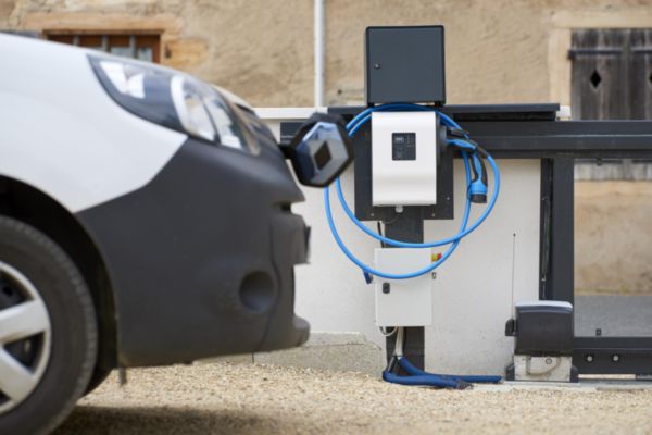Borne triphasée plastique avec protection DC Green'up Premium pour 1 véhicule électrique Mode 3 - 22kW 32A