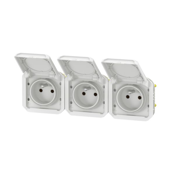 Triple prise de courant précâblée 3x2P+T horizontale étanche Plexo 16A 250V IP55 3 postes avec enjoliveurs blanc