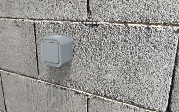 Poussoir NO étanche Plexo 10A IP55 IK08 livré complet pour fixation saillie - gris