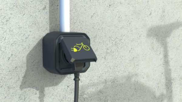 Prise de courant 2P+T étanche pour recharge de vélo électrique et 2 roues électriques Plexo 16A 230V avec enjoliveur anthracite