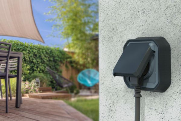 Prise de courant avec terre étanche avec volet Plexo 16A 250V à équiper d'un boitier ou une plaque support finition anthracite