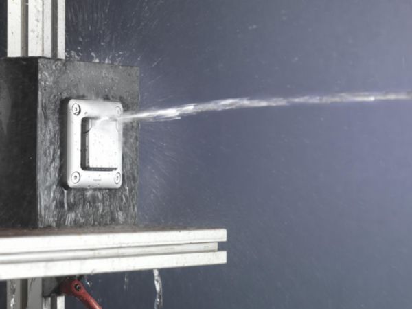 Prise de courant 2P+T à puits français avec volet 16A 250V Soliroc IK10