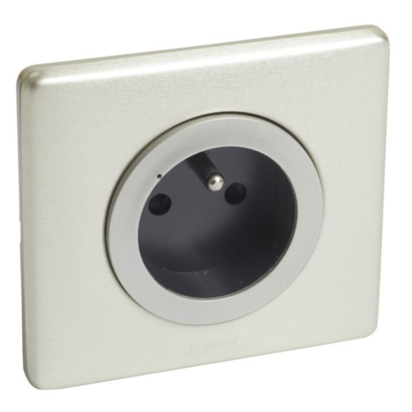 Prise de courant connectée avec mesure puissance et suivi consommation Céliane with Netatmo complète avec plaque Titane