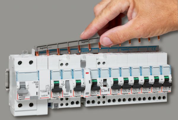 Contact auxiliaire inverseur ( CA ) DX³ - 6A 240V~ - 0,5 module