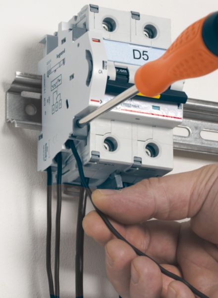 Contact auxiliaire inverseur ( CA ) DX³ - 6A 240V~ - 0,5 module