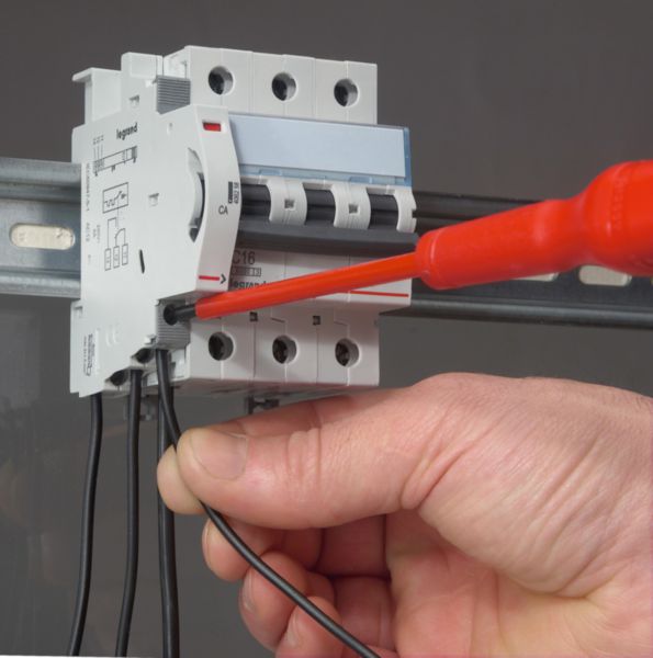 Contact auxiliaire inverseur ( CA ) DX³ - 6A 240V~ - 0,5 module