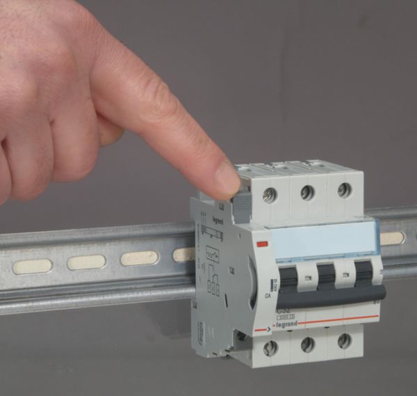Contact auxiliaire inverseur ( CA ) DX³ - 6A 240V~ - 0,5 module