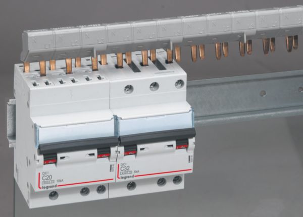 Disjoncteur DX³6000 10kA arrivée haute automatique départ bas à vis 3P 400V~ - 20A - courbe C - pour peigne HX³ optimisé