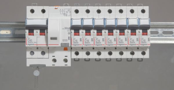 Disjoncteur différentiel monobloc DX³6000 10kA arrivée haute et départ bas à vis 2P 230V~ à 400V~ - 40A - typeAC 30mA