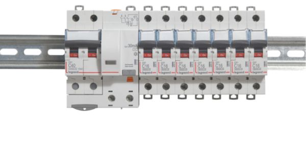 Disjoncteur différentiel monobloc DX³6000 10kA arrivée haute et départ bas à vis 2P 230V~ à 400V~ - 40A - typeAC 30mA