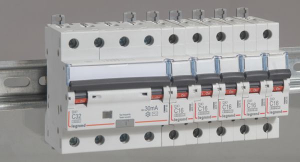 Disjoncteur différentiel monobloc DX³6000 arrivée haute et départ bas à vis 4P 400V~ - 32A - typeAC 30mA