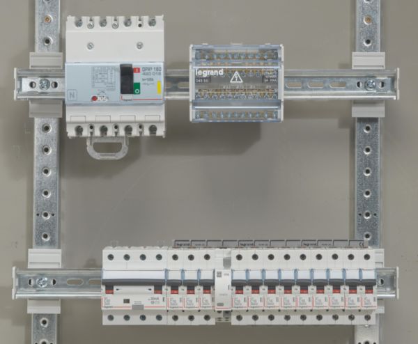 Disjoncteur différentiel monobloc DX³6000 arrivée haute et départ bas à vis 4P 400V~ - 32A - typeAC 30mA