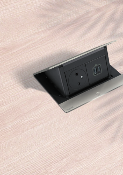 Incara Pop-up équipé de 1 prise 2P+T Surface et 1 chargeur USB Type-A+Type-C 15W avec cordon - 4 modules inox