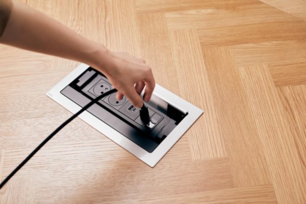 Incara Flip'Up équipé de 3 prises Schuko, 1 prise chargeur USB A+C 15W et un cordon de 2m avec fiche - métal