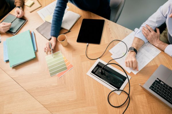 Incara Flip'Up équipé de 3 prises Schuko, 1 prise chargeur USB A+C 15W et un cordon de 2m avec fiche - métal