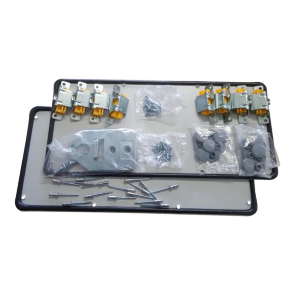 Kit composé de 1 poignée, 1 tringle haute, 1 tringle basse, 4 guide tringle, 1 renvoi de poignée pour porte XL³800 IP55 hauteur 1600mm