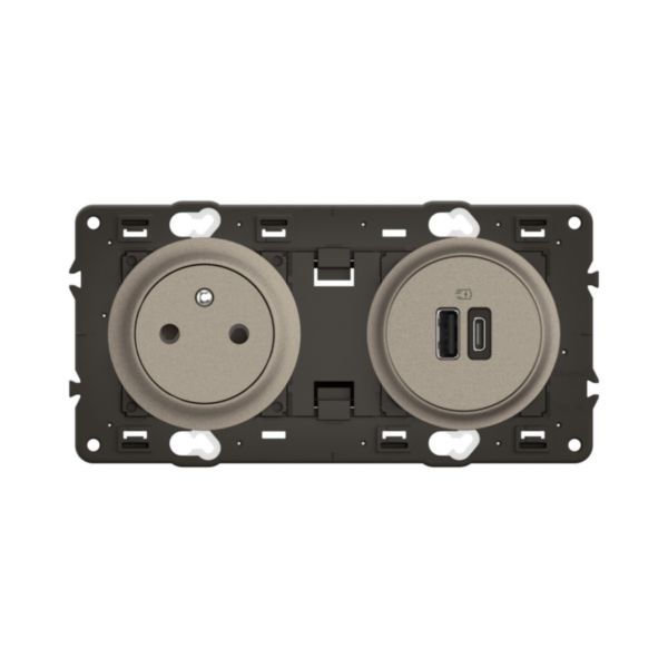 Prise 2P+T Surface Confort Céliane et prise USB Type-A + Type-C 15W précâblées - Titanium avec support, à équiper d'une plaque