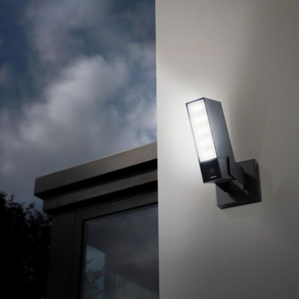 Caméra Extérieure Intelligente et connectée Netatmo projecteur LED inclus et alerte sur smartphone - alu/noir