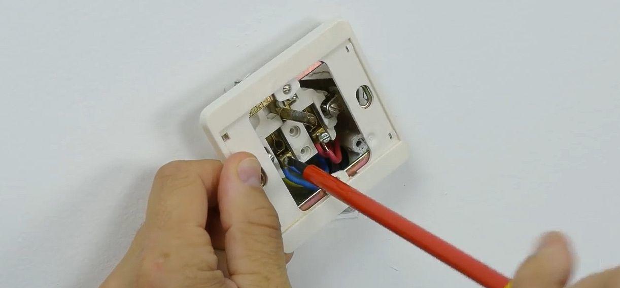 Comment remplacer une prise électrique ? - Côté Maison