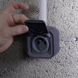 Comment installer une prise de courant Plexo&trade; avec terre ?