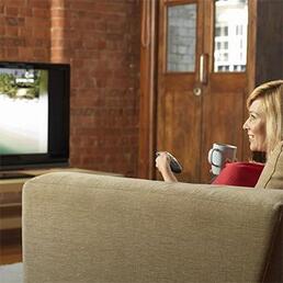 femme tv canape 350x350