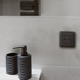 prise affleurante mosaic noir salle de bain 350x350