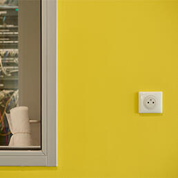 prise celiane blanc mur jaune ecole challans 258x258