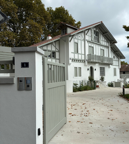 À Bayonne, les solutions Legrand s’intègrent au cœur d’une maison basque rénovée