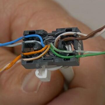 Comment installer et raccorder une prise électrique RJ 45