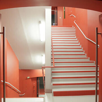 cage escalier murs rouges 350x350