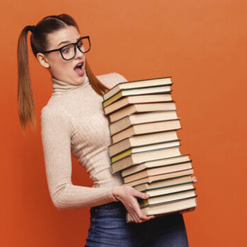 femme portant pile livres fond orange 350x350