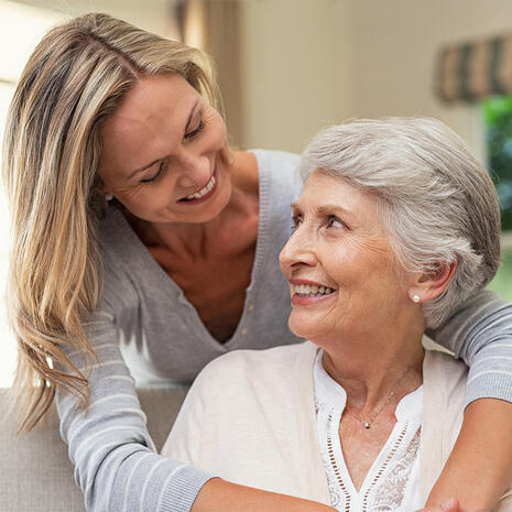 assistance autonomie femme enlasse mere senior 960x960