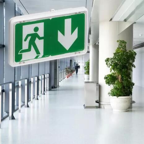 baes evacuation couloir entreprise 700x700 0