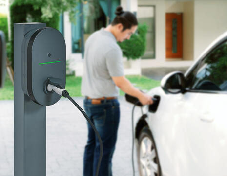 borne homme recharge voiture 960x747