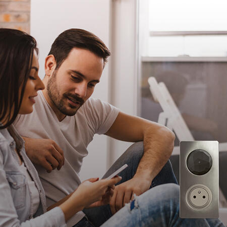 couple assis appart smartphone 450x450