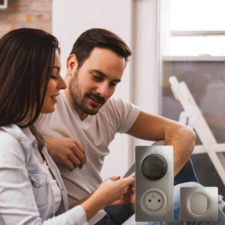 couple assis appart smartphone 700x700