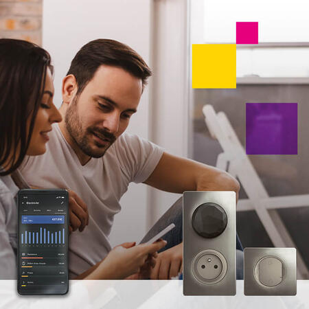 couple assis appart smartphone 700x700