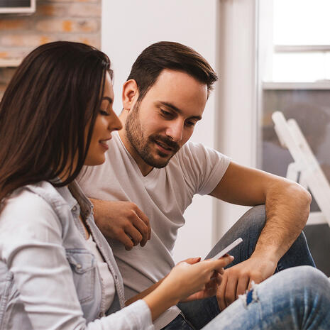 couple assis appart smartphone 960x960